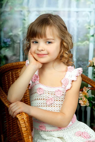 Retrato de uma menina bonita no vestido de malha openwork em wi — Fotografia de Stock