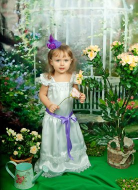 güzel küçük bir kız akıllı elbise ve mor şapka colo hakkında