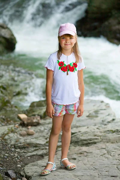 ウクライナ刺繍の c の背景で陽気な女の子 — ストック写真