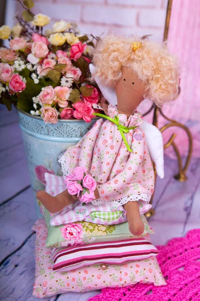 Bebek el yapımı kumaş çiçekler bir arka plan üzerinde