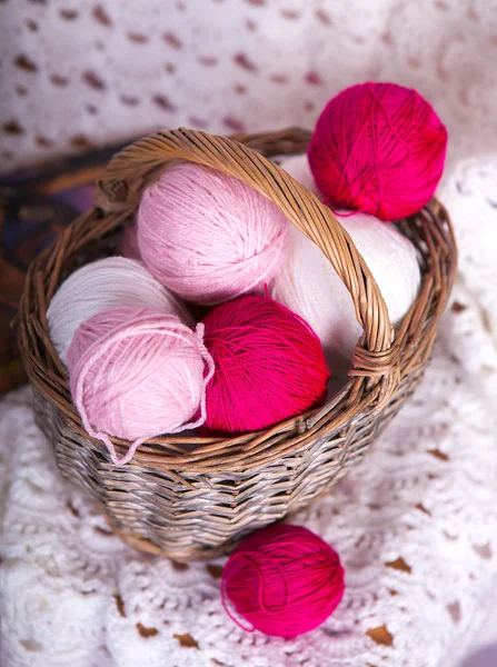 Hasır sepet örme için bir iplik yumağı ile