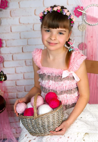 Carino bambina in abito a rete rosa e ghirlanda tenendo un crogiolo — Foto Stock