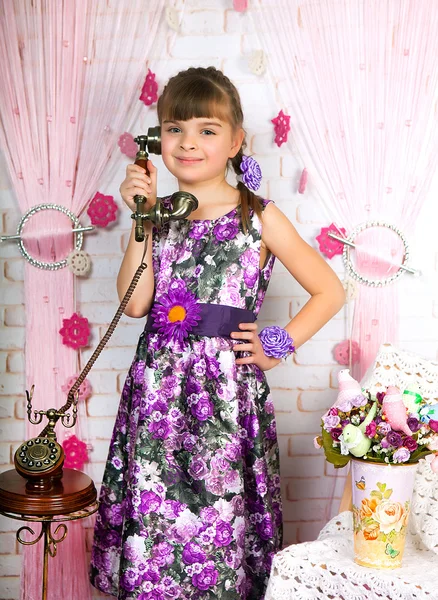 Портрет дівчини-підлітка в красивій фіолетовій сукні в декораціях — стокове фото