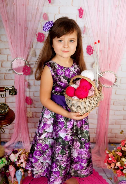 Menina bonito em um belo vestido roxo segurando uma cesta no sc — Fotografia de Stock