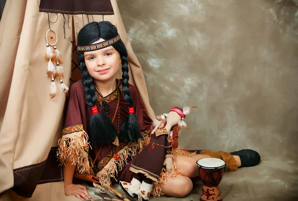 Menina na roupa indiana nacional a boneca em torno do alojamento — Fotografia de Stock