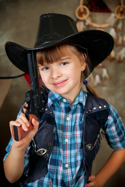 Porträtt av en flicka i en cowboy kostym, med en pistol i shlape — Stockfoto