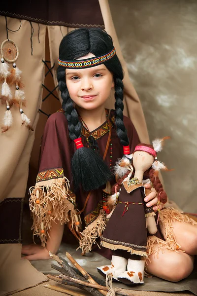 Girl in the national Indian clothes the doll around the lodge — Stock Photo, Image