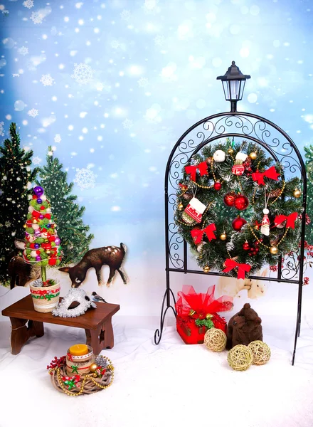 New studio background with a Christmas wreath, Christmas tree an — Stock Photo, Image