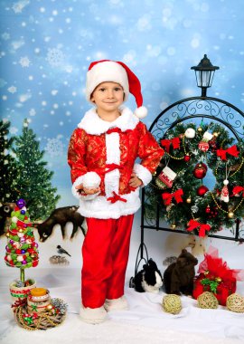 kırmızı bir elbise ve şapka Noel süsleri güzel bir çocuk