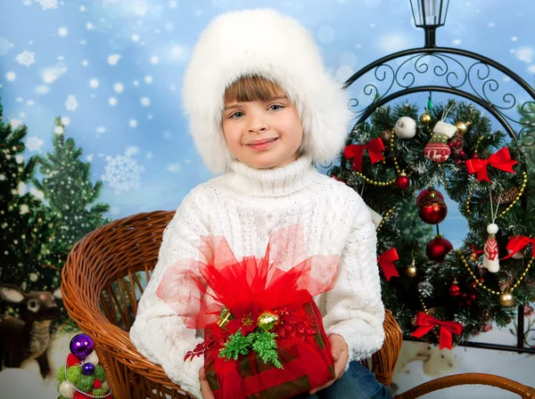 白色的帽子，针织的毛衣坐在一个漂亮的女孩的肖像 — 图库照片