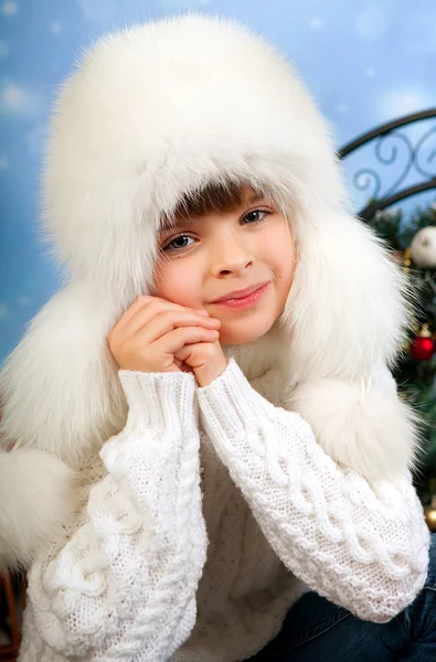 Ritratto di una bella ragazza con un cappello bianco e maglione lavorato a maglia — Foto Stock