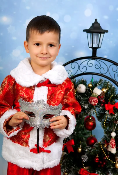 Різдво портрет красивий хлопчик в червоний костюм поблизу за Chris — стокове фото