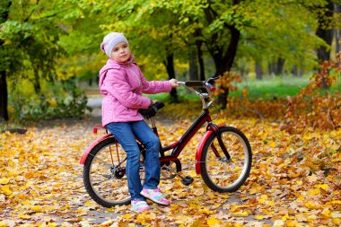 güzel küçük kız pembe ceket ve chil eğilerek şapka