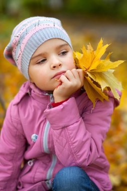düşünceli güzel küçük kız pembe ceket ve şapkayla y