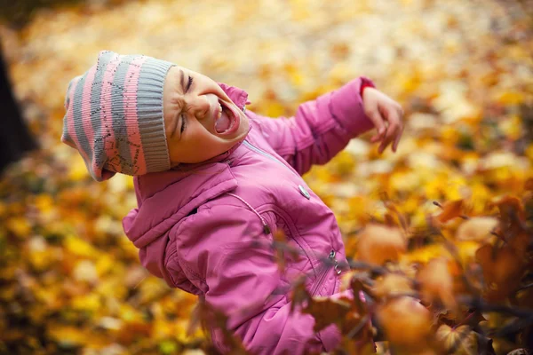 Liten flicka i rosa kavaj och hatt bortskämda, hamming, dansa o — Stockfoto