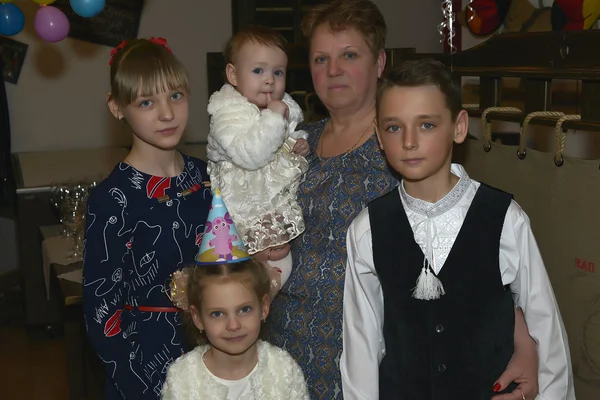 Familjen är människor, Förenade av familjeband som bor tillsammans. — Stockfoto