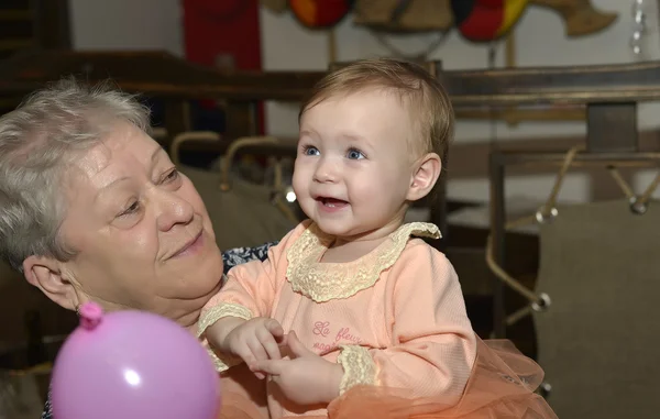 La famiglia è gente, unita da legami familiari che vivono insieme . — Foto Stock