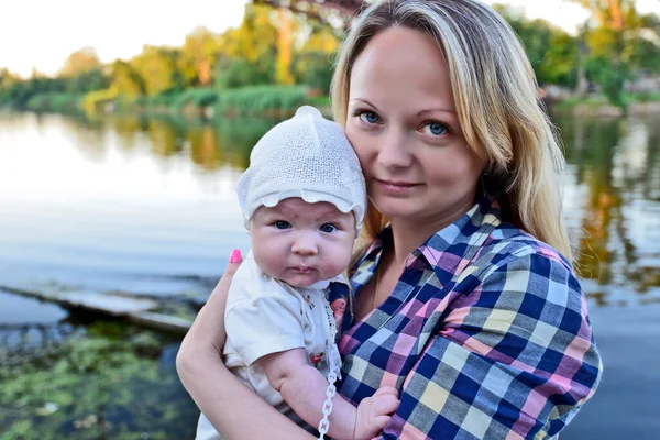 Malá Kojící Holčička Ulici Procházka Mladou Matkou — Stock fotografie