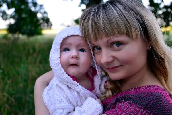 Petite Fille Allaitante Sur Une Promenade Rue Avec Une Jeune — Photo