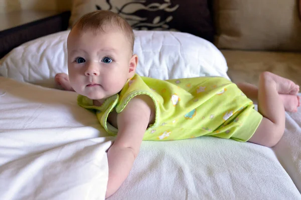 Una Bambina Fino Anno Sdraiata Sul Letto — Foto Stock