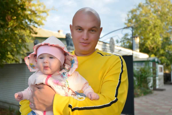 Jeune Père Avec Petite Fille Pour Une Promenade — Photo