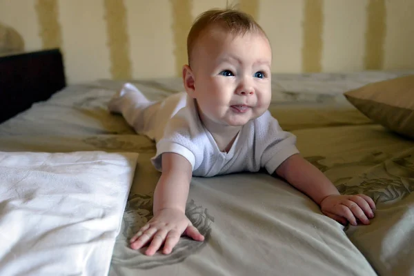 Ένα Κοριτσάκι Μέχρι Ενός Έτους Ξαπλωμένο Στο Κρεβάτι — Φωτογραφία Αρχείου