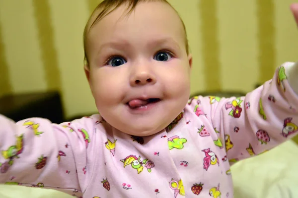 Pequeña Niña Hasta Año Jugando Sofá —  Fotos de Stock