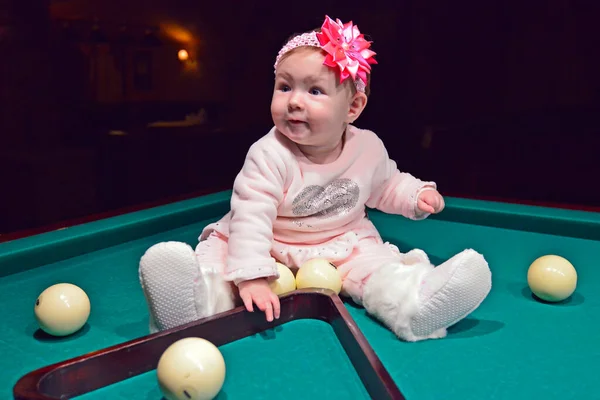 Малышка Бильярдном Столе — стоковое фото