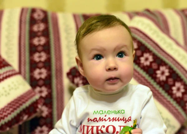 Poco Fino Anno Bambina Che Gioca Sul Divano — Foto Stock