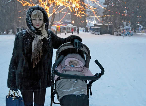 Stor Familj Firar Det Nya Året — Stockfoto