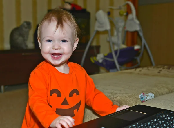 Garotinha Brincando Com Laptop — Fotografia de Stock