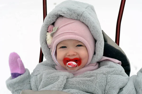 Niña Año Paseo Por Bosque Invierno —  Fotos de Stock