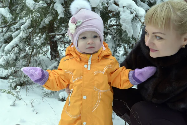 Liten Ettårig Flicka Promenad Med Sin Mamma Vinterskogen — Stockfoto