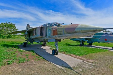 Ukrayna, Poltava 06 / 06 / 2020. Uzun Menzilli ve Stratejik Havacılık Müzesi Poltava askeri havaalanı bölgesinde kuruldu. Askeri uçaklar, savaşçılar, bombardıman uçakları ve askeri araçlar..