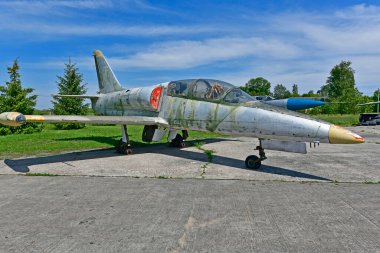 Ukrayna, Poltava 06 / 06 / 2020. Uzun Menzilli ve Stratejik Havacılık Müzesi Poltava askeri havaalanı bölgesinde kuruldu. Askeri uçaklar, savaşçılar, bombardıman uçakları ve askeri araçlar..