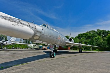 Ukrayna, Poltava 06 / 06 / 2020. Uzun Menzilli ve Stratejik Havacılık Müzesi Poltava askeri havaalanı bölgesinde kuruldu. Askeri uçaklar, savaşçılar, bombardıman uçakları ve askeri araçlar..