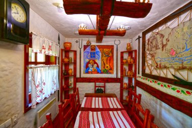 Ukrayna, Poltava 06 / 07 / 2020. Opishnya 'daki Ukrayna Seramiklerinin Ulusal Müze Rezervi. Bu antik köy, Ukrayna 'nın en büyük seramik zanaatkarları merkezi olarak biliniyor..