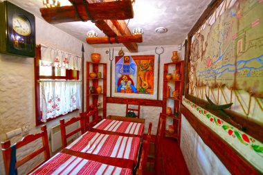 Ukrayna, Poltava 06 / 07 / 2020. Opishnya 'daki Ukrayna Seramiklerinin Ulusal Müze Rezervi. Bu antik köy, Ukrayna 'nın en büyük seramik zanaatkarları merkezi olarak biliniyor..