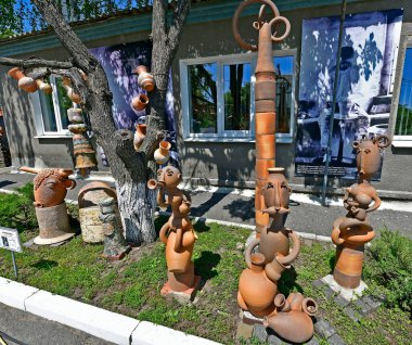 Ukrayna, Poltava 06 / 07 / 2020. Opishnya 'daki Ukrayna Seramiklerinin Ulusal Müze Rezervi. Bu antik köy, Ukrayna 'nın en büyük seramik zanaatkarları merkezi olarak biliniyor..