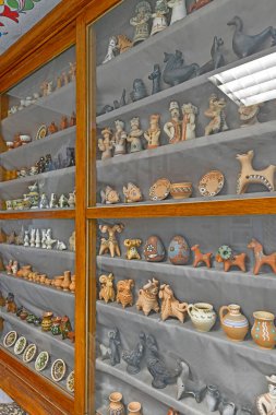 Ukrayna, Poltava 06 / 07 / 2020. Opishnya 'daki Ukrayna Seramiklerinin Ulusal Müze Rezervi. Bu antik köy, Ukrayna 'nın en büyük seramik zanaatkarları merkezi olarak biliniyor..