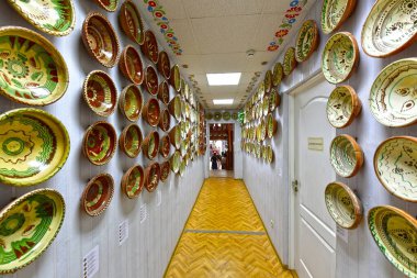 Ukrayna, Poltava 06 / 07 / 2020. Opishnya 'daki Ukrayna Seramiklerinin Ulusal Müze Rezervi. Bu antik köy, Ukrayna 'nın en büyük seramik zanaatkarları merkezi olarak biliniyor..