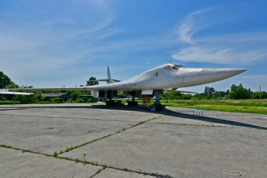 Ukrayna, Poltava 06 / 06 / 2020. Uzun Menzilli ve Stratejik Havacılık Müzesi Poltava askeri havaalanı bölgesinde kuruldu. Askeri uçaklar, savaşçılar, bombardıman uçakları ve askeri araçlar..