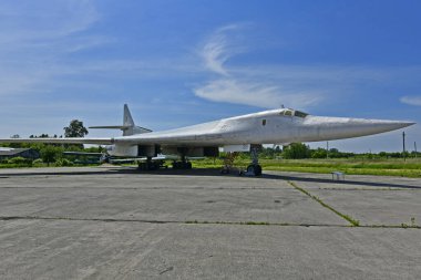 Ukrayna, Poltava 06 / 06 / 2020. Uzun Menzilli ve Stratejik Havacılık Müzesi Poltava askeri havaalanı bölgesinde kuruldu. Askeri uçaklar, savaşçılar, bombardıman uçakları ve askeri araçlar..