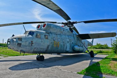 Ukrayna, Poltava 06 / 06 / 2020. Uzun Menzilli ve Stratejik Havacılık Müzesi Poltava askeri havaalanı bölgesinde kuruldu. Askeri uçaklar, savaşçılar, bombardıman uçakları ve askeri araçlar..