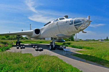 Ukrayna, Poltava 06 / 06 / 2020. Uzun Menzilli ve Stratejik Havacılık Müzesi Poltava askeri havaalanı bölgesinde kuruldu. Askeri uçaklar, savaşçılar, bombardıman uçakları ve askeri araçlar..