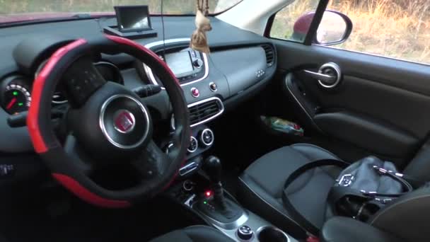 Україна Новомосковськ 2020 Сім Вирушила Пікнік Лісі Fiat 500X — стокове відео