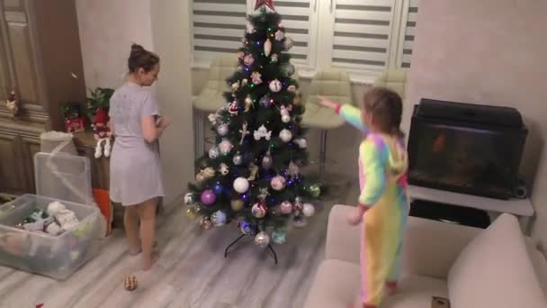 Mutter Mit Baby Schmückt Weihnachtsbaum Für Das Neue Jahr — Stockvideo