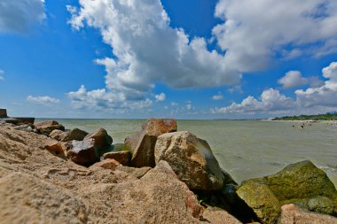 Ukrayna, Primorsk 06 / 22 / 2020. Dorozhnik tatil köyündeki Azov sahili. Bungalovlar, güneş pansiyonları, tatilciler ve yüzücüler.