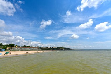 Ukrayna, Primorsk 06 / 22 / 2020. Dorozhnik tatil köyündeki Azov sahili. Bungalovlar, güneş pansiyonları, tatilciler ve yüzücüler.