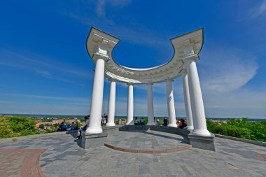 Ukrayna, Poltava 06.06.2020. Halkın Dostluğu Rotunda veya Beyaz Beretka, Poltava 'da bulunan bir sütundur..